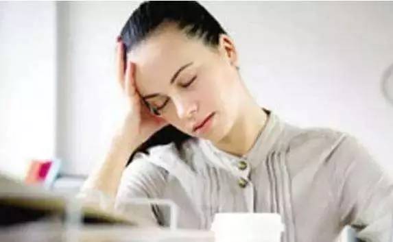 what！？“香”艷的美女成了辦公室污染源，甲醛治理非常必要！