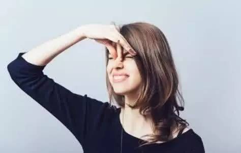 what！？“香”艷的美女成了辦公室污染源，甲醛治理非常必要！