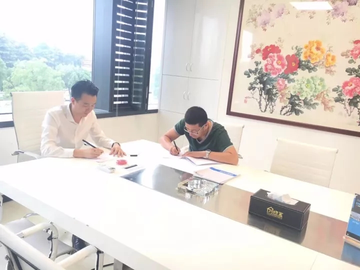 熱烈祝賀劉總簽約創綠家麗水市區級代理！