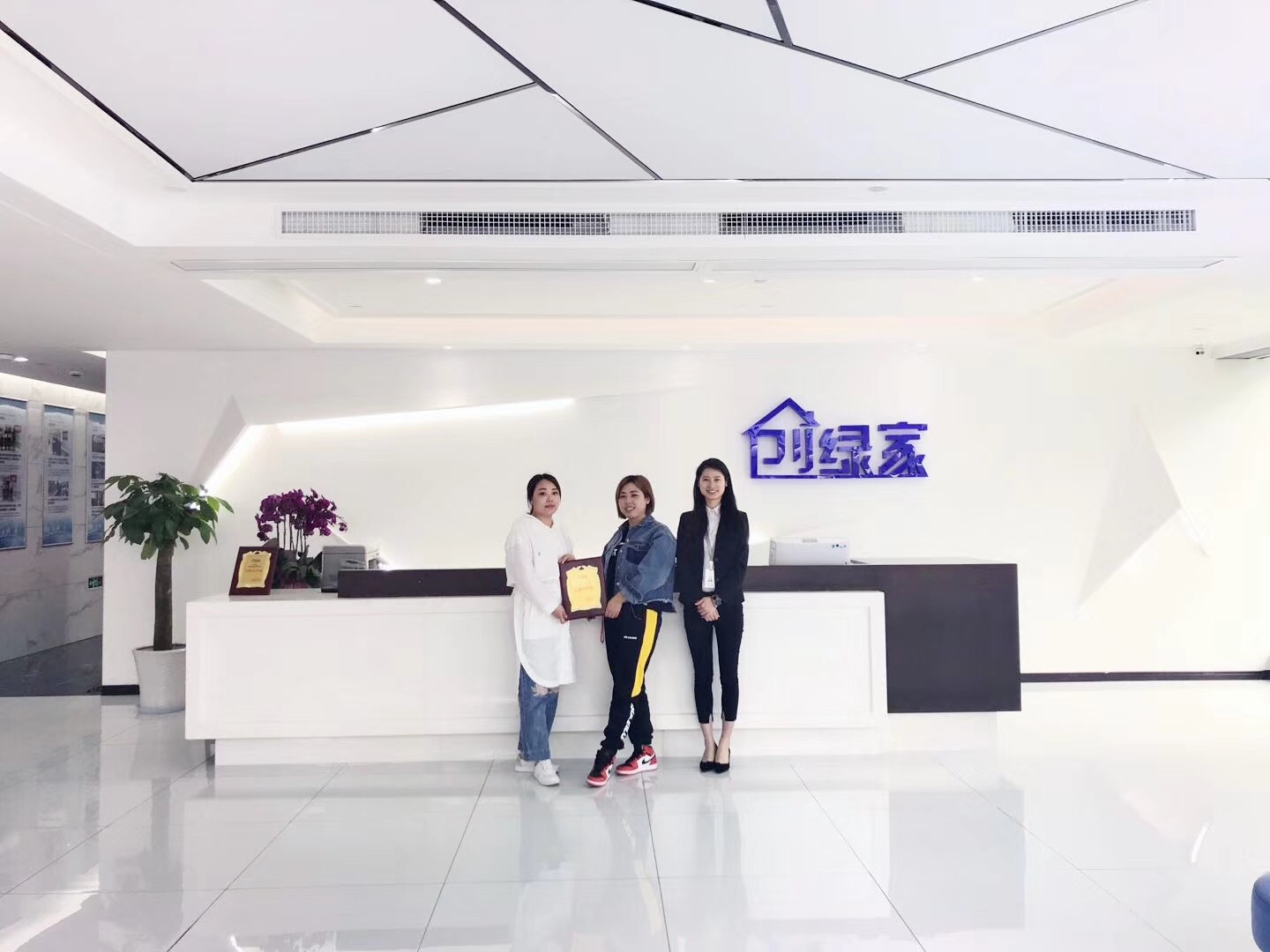 熱烈祝賀劉總姐妹簽約創綠家福州市區級代理！