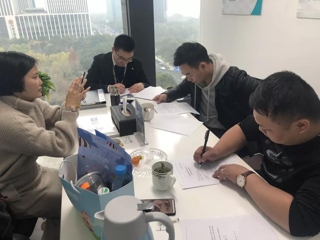 熱烈祝賀黃總夫婦簽約創(chuàng)綠家廣西南寧市區(qū)級代理！